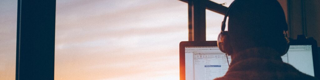 |Incident manager's desk with laptop and coffee|Alarm clock|Person on computer